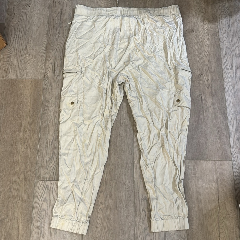 Banana Republic Cream Tencel Soft Cargo Pant, Size XL - Picture 3 of 5